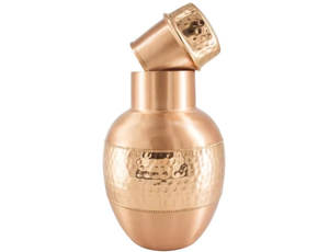 L'eau potable tendance dans le secteur, stockée dans une carafe en cuivre, lie la vie moderne aux traditions anciennes de bien-être. - Product Image 4