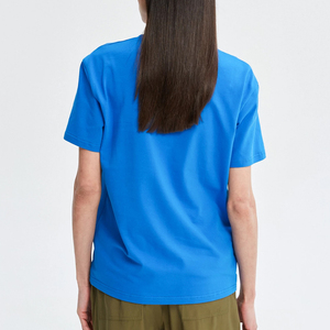 T-shirt pour femme au style urbain charmant, conçu pour un mouvement confortable, avec une forme équilibrée et une présence décontractée moderne - Product Image 4