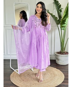 Designer Salwar Kameez Boutique élégante brodée pakistanaise blanche formelle élégante cousue trois pièces longue tenue de fête de mariage - Product Image 1