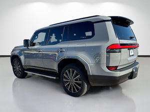 SUV GX 550 Luxe 3.4T V6 Bi-Turbo 4x4 Automatique 7 Places Essence Modèle Neuf d'Occasion 2024 à Vendre - Product Image 3