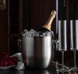 Seau à glace de luxe en acier inoxydable pour une utilisation dans les salons exclusifs des hôtels cinq étoiles et des événements haut de gamme - Product Image 1