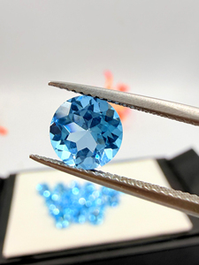 Pierre précieuse de topaze bleue suisse naturelle, forme ronde de 12 mm, cristal de guérison, topaze bleue suisse taillée en facettes, pierre brute pour la création de bijoux - Product Image 4