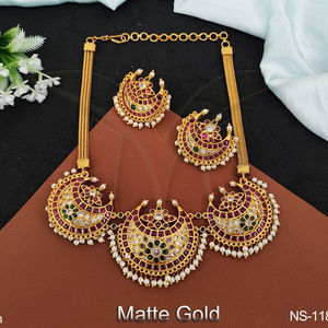 Ensemble de colliers Kemp de créateur en plaqué or mat avec perles groupées - Product Image 1