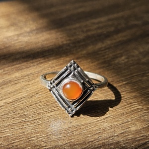 Anillo clásico de plata oxidada con forma de rombo de piedra preciosa cornalina para bodas, aniversarios, fiestas o compromisos - Product Image 5