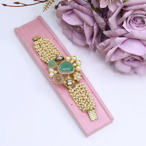 Brazalete de Diseño con Acabado Dorado y Piedras Kundan de Primera Calidad para Bodas y Compromisos, Colección para Fiestas, para Mujer - Product Image 1
