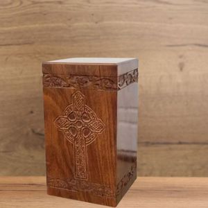 Urna de cremación ecológica de bambú/madera de estilo europeo de 250 libras para cenizas humanas y mascotas con bolsa de satén y diseño cruzado grabado - Product Image 5