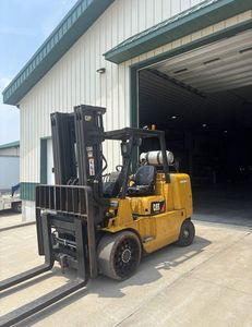 CHARIOT À FOURCHE PNEUMATIQUE CAT IC GP15N UTILISÉ - Product Image 1