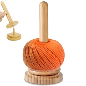 Distributeur de fil de laine à tricoter portable fabriqué à la main support de boule de fil en bois épais pour voyage pour un écheveau de fil - Product Image 1