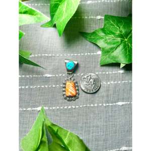 Colgante Religioso Artesanal Navajo de Plata de Ley con Múltiples Piedras y Engaste de Bisel, con Coral, Amatista y Patrón de Corral - Product Image 1