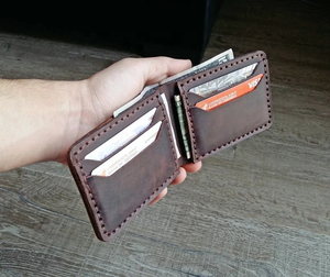 กระเป๋าสตางค์หนังแท้ GENTS GARB รุ่น Tiding สีน้ำตาล  แบบพับสองตอน  ซับในโพลีเอสเตอร์คุณภาพสูง  พร้อมช่องใส่เหรียญ  ปิดแบบสั่งทำพิเศษ - Product Image 3