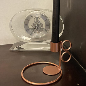 Chandelier en or rose d'une seule pièce Chandelier et bougeoir de bonne qualité avec anneau en métal et base d'équilibre - Product Image 1