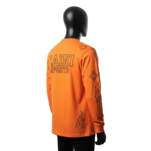Camiseta de manga larga para hombre de algodón y poliéster de 200 GSM premium, color naranja, con gráfico deportivo y logotipo personalizado con serigrafía. - Product Image 5