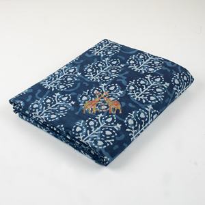 Tela de Algodón con Estampado Índigo Tradicional Hecho a Mano con Técnica de Resistencia al Barro para Confección de Ropa - Product Image 4