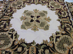 Chemin de table brodé à la main Crewel Linge de table artisanal indien fait à la main avec des motifs floraux en laine complexes pour une salle à manger élégante - Product Image 5