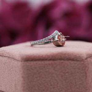 Lujoso anillo de compromiso de oro sólido de 10K para mujer, Diamante cultivado en laboratorio de corte redondo con configuración de pavé, certificado IGI - Product Image 3