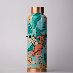 Botella de cobre hecha a mano que ofrece desintoxicación natural y amplia reutilización por Tradebyd - Product Image 1