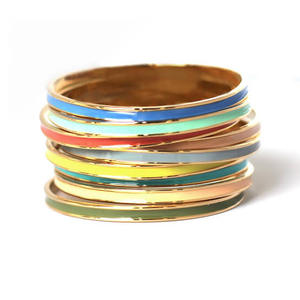 Brazalete de latón con diseño de plumas de pavo real, lo último en accesorios de joyería para mujer - Product Image 2