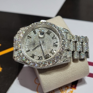 Montre élégante en diamant argenté Montre de luxe pour homme avec chiffres romains et sertissage complet en diamant Montre de luxe en diamant argenté - Product Image 6