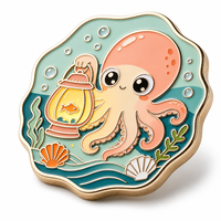 Maßgefertigte moderne antike Imitations-Oktopus-Laterne aus Emaille mit vergoldeter Oberfläche, Unterwasser-Meeresthema, Goldfisch-Brosche/Anstecker