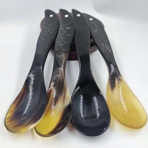 Cuchara de Cuerno de Búfalo Natural, Hecha a Mano y Pulida, Perfecta para Servir Especias, Condimentos o como Decoración de Mesa, Alta Calidad - Product Image 1