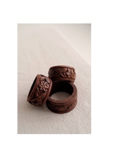 Artisans fait ronds de serviette en bois pour les occasions festives et présentoirs de table saisonniers offrant une texture et des détails naturels - Product Image 5