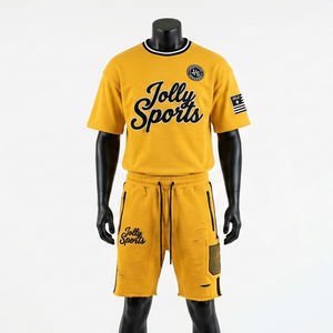 Conjunto de camiseta y pantalones cortos de algodón jersey premium de 220 GSM para hombre, color amarillo mostaza, con logo personalizado serigrafiado, conjunto deportivo para hombre. - Product Image 3
