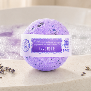 Bombe de bain relaxante à la lavande pour l'aromathérapie et le bien-être, faite à la main, avec sel marin et vitamine E, pour une peau douce, qualité supérieure, fabriquée en UE - Product Image 1
