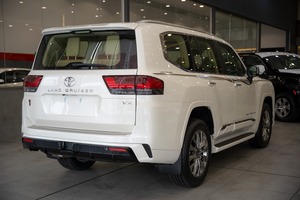 Toyota Land Cruiser GXR 2024 Argent avec Sièges en Cuir Transmission Automatique Système de Navigation Bluetooth Toit Ouvrant Panoramique - Product Image 5