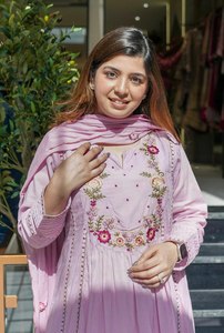 Elegante tela de seda pura de 2 colores Hermoso diseño de cuello Auto bordado Trabajo hasta el tobillo Anarkali con diseño de tendencia hacia adelante - Product Image 5