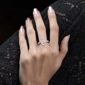 Anillo de Compromiso con Diamante Marquise Cultivado en Laboratorio y Halo Oculto con Piedras Laterales - Product Image 6