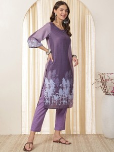 Kurta recto de seda pura con cuello ojo de cerradura con estampado floral malva con pantalones y Dupatta - Product Image 6