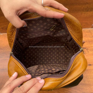 Vente en gros Mini sac à dos unisexe de haute qualité en cuir de vachette véritable RFID caractéristique fermeture éclair luxe décontracté style occidental d'inspiration - Product Image 6
