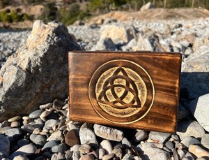 Símbolo de Triquetra, caja de baratija tallada de madera hecha a mano con estilo de amor pulido ecológico con madera de mango y protección mágica - Product Image 2
