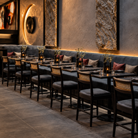 Ensemble de mobilier de restaurant avec banquettes et chaises en bois à dossier en rotin et tables noires pour café bistro