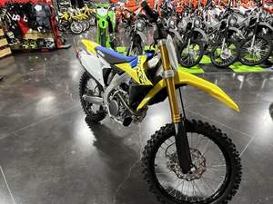 Disponible dès maintenant : Nouvelles motos de motocross RM-Z250 2025 en stock - Product Image 6