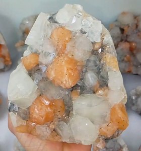 Minéraux bruts de zéolite de chélochénite d'Inde, apophylite, stilbite cubique rouge, métrix sur géode de minéraux, JAlgao Maharastra - Product Image 1
