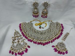Conjunto de Collar de Novia con Perlas Kundan y Aretes con Cuentas de Color Vino, Maang Tikka, Joyería India para Bodas - Product Image 1
