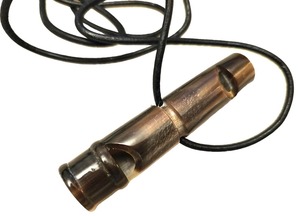 Silbato de cuerno de búfalo hecho a mano de la mejor calidad con estilo animal pulido y cordón de cuero - Product Image 5