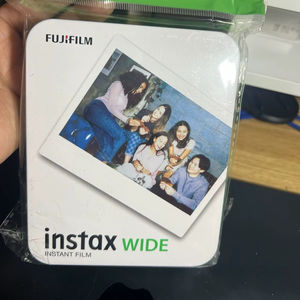 Film Instax Wide de Fujiifilm. Boîte de rangement en métal - Film non inclus. - Product Image 1