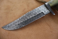 Couteau de chasse Jexa en acier Damas à bord partiellement dentelé, léger, durable, multifonctionnel pour le camping, avec manche en os et étui