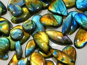 Lot de pierres précieuses de labradorite naturelle Multifire Vente en gros de pierres de labradorite CABOCHON Tailles mixtes et traitement poli - Product Image 2