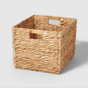 Cesta de lavandería de jacinto de agua natural hecha a mano duradera y ligera perfecta para interiores modernos y rústicos - Product Image 5