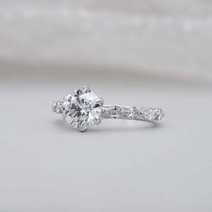 Anillo de Compromiso de Corte Redondo con Banda de Diamantes Pavé de 6 Puntas, Elegantes Anillos de Diamantes - Product Image 3