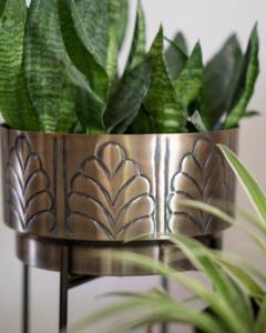 Jardinière en métal de créateur fabriquée à la main finition nickel poli pour hall d'entrée de jardin ou salon d'affichage - Product Image 3