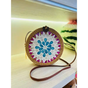 Bolso Redondo de Ratán Hecho a Mano con Incrustaciones de Madreperla Vintage, Estilo Boho con Diseño Floral, para Viajes y Playa, Artículo de Moda - Product Image 1