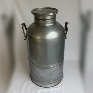 Lata de leche galvanizada decorativa con detalles de latón grabado artesanal que ofrece acento para interiores con estilo - Product Image 5