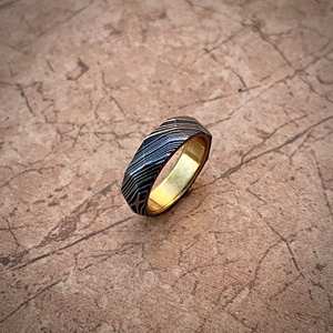 Anillo de Compromiso Masculino de Acero de Damasco Hecho a Mano con Acabado Martillado, Personalizable, OEM, DIY, Regalo de Alta Calidad para Aniversario de Bodas - Product Image 3