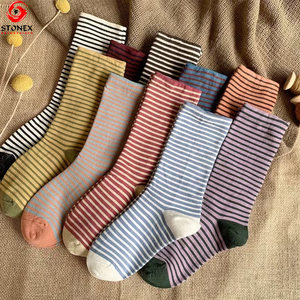 Chaussettes pour femmes en gros avec logo personnalisé, chaussettes de sport en coton et élasthanne de haute qualité, séchage rapide, usage quotidien - Product Image 2