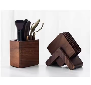 Posavasos de nogal Posavasos de madera cuadrados de estilo clásico de calidad premium Juego de 6 Posavasos de madera de nogal de Crescent Crafts - Product Image 1