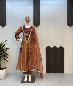 Kurta ชุดผู้หญิงพร้อมผ้าทอลายทแยงเย็บลำดับด้วยผ้ากำมะหยี่และลูกไม้ซาโมซ่าทำงานด้านบนและด้านล่างพร้อม dupatta - Product Image 6